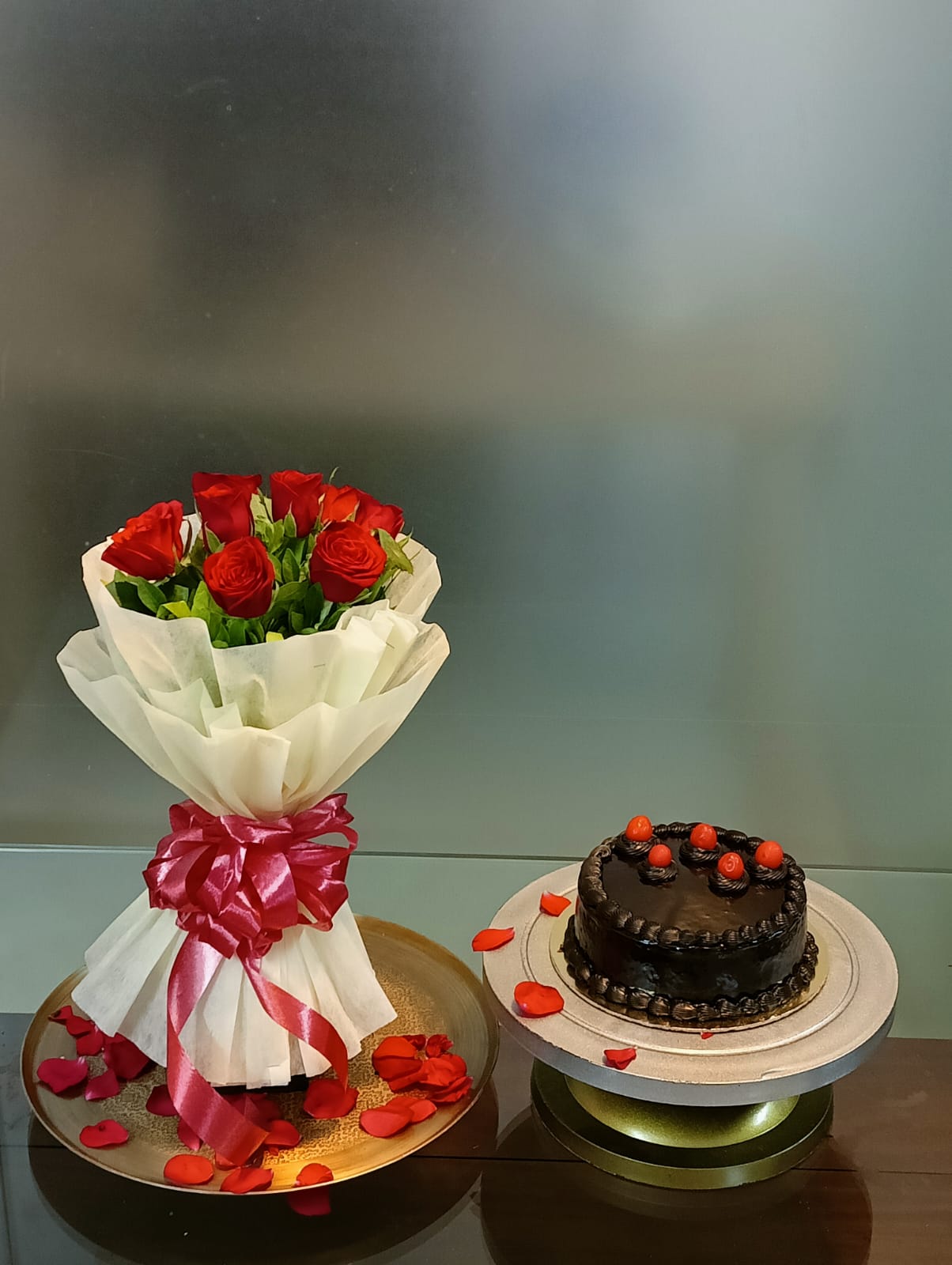 Red Romance - 8 Red Roses with Truffle Cake
