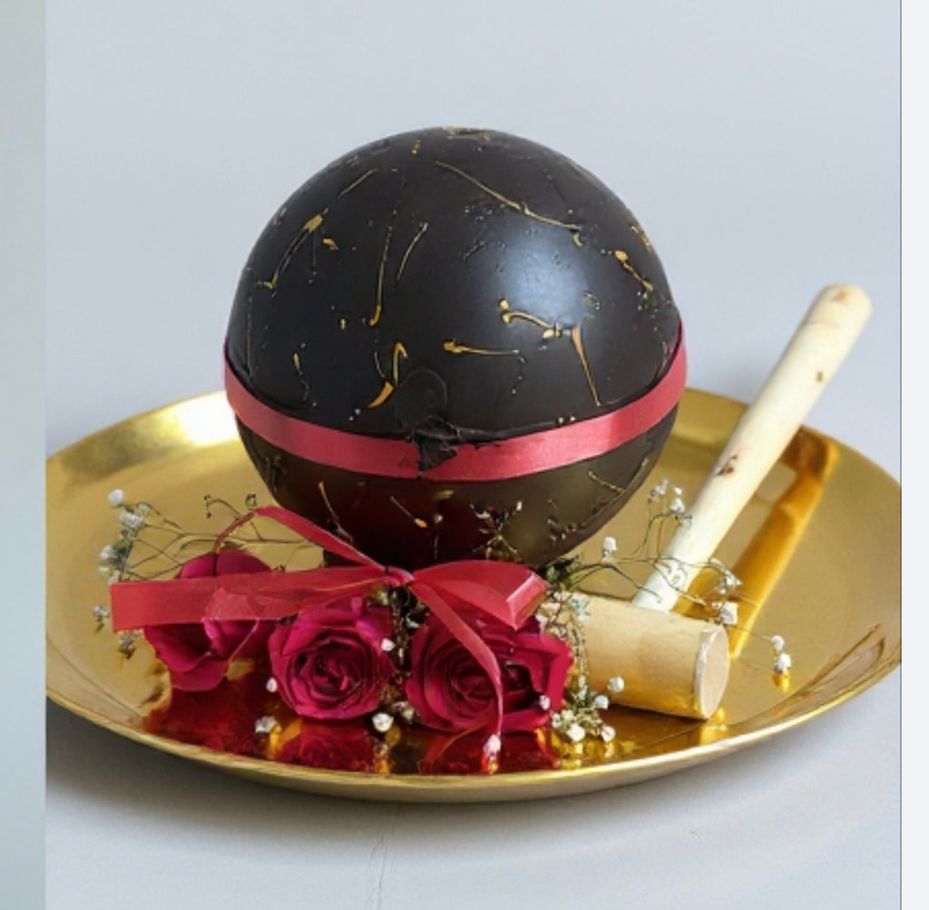 Chocolate Piñata Cake 700g with Hammer and Roses